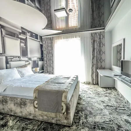 Hollywoodland Wellness & 4*